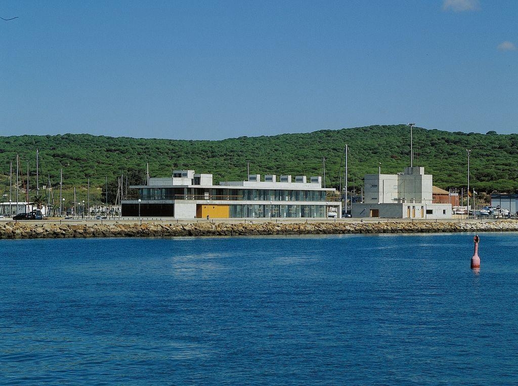 Service building in the nautical-marina of the port of Barbate