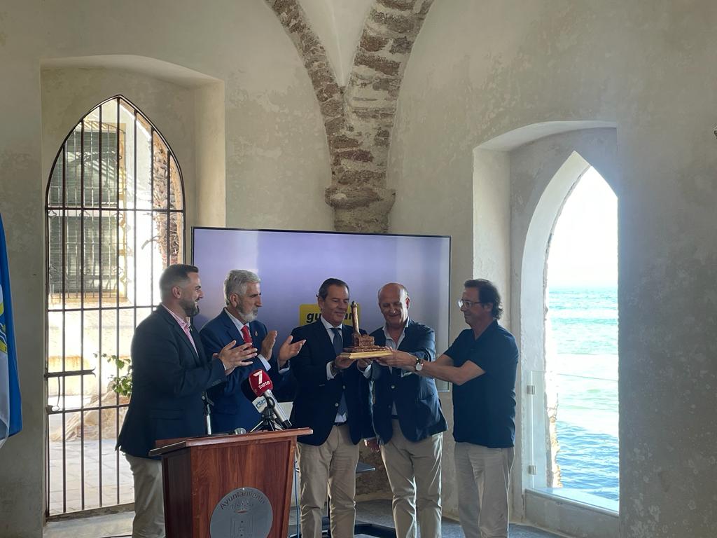 El Ayuntamiento de Chipiona premia a la Agencia Pública de Puertos de Andalucía por su promoción y fomento del turismo