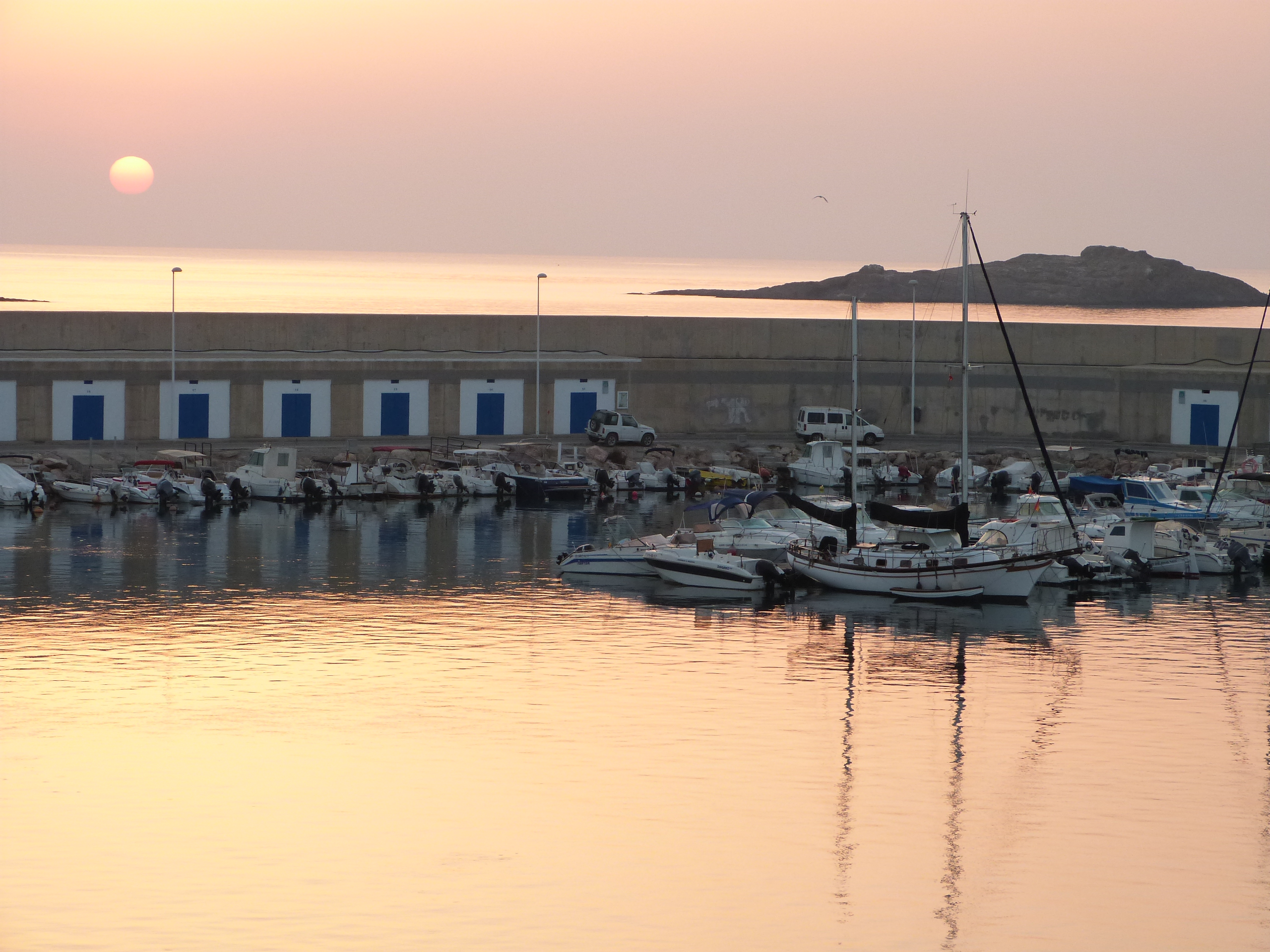 JUNTA, SECTOR PESQUERO Y CONSISTORIO ABREN LA NEGOCIACIÓN PARA LA ORDENACIÓN DEL PUERTO