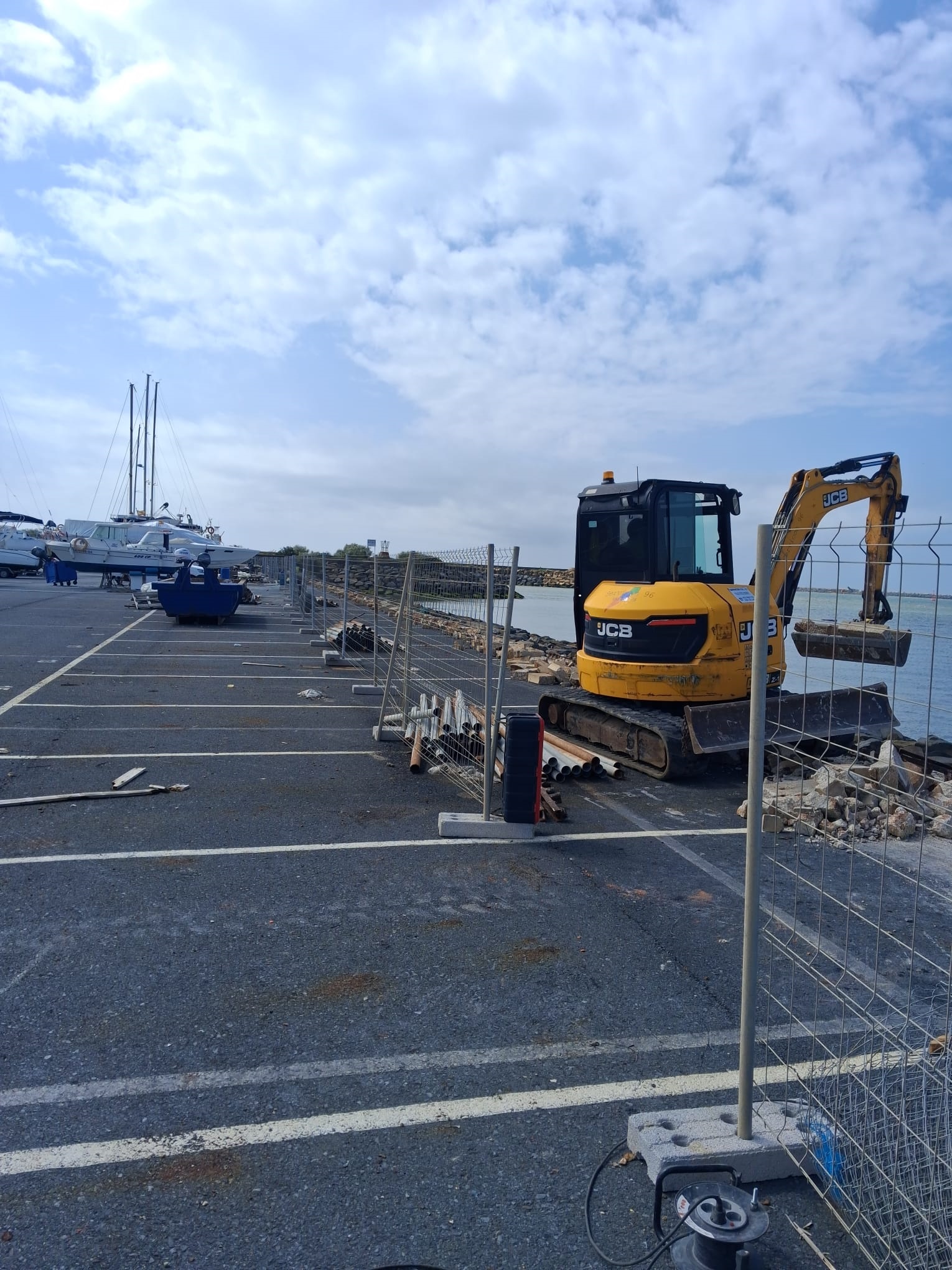 LA JUNTA EJECUTA LAS OBRAS DE MEJORA DEL SISTEMA DE CERRAMIENTO DEL VARADERO DEL PUERTO DE MAZAGÓN  