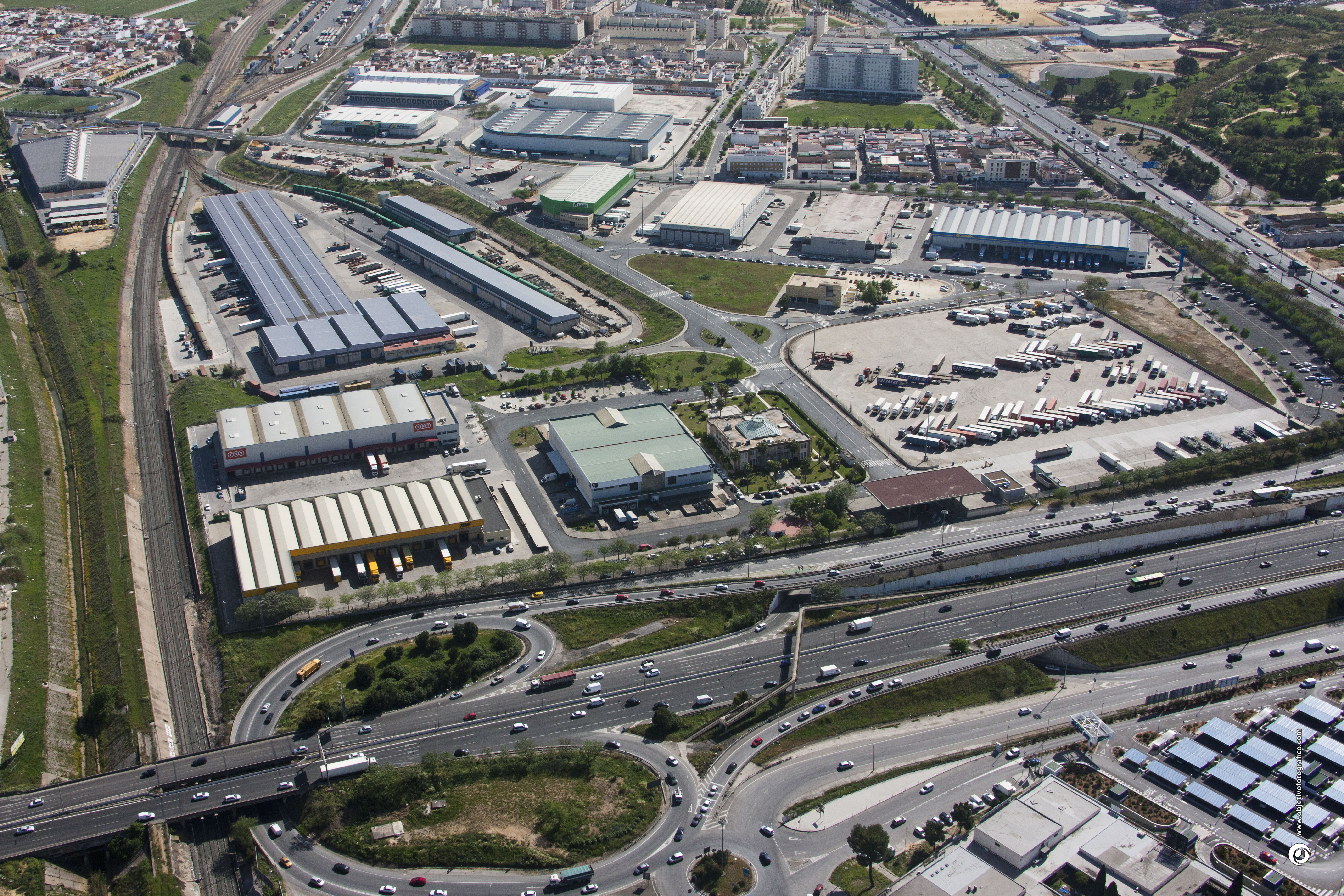 LA JUNTA AMPLIARÁ LA OFERTA DEL ÁREA LOGÍSTICA DE SEVILLA CON LA CONSTRUCCIÓN DE TRES NUEVAS NAVES LA JUNTA AMPLIARÁ LA OFERTA DEL ÁREA LOGÍSTICA DE SEVILLA CON LA CONSTRUCCIÓN DE TRES NUEVAS NAVES