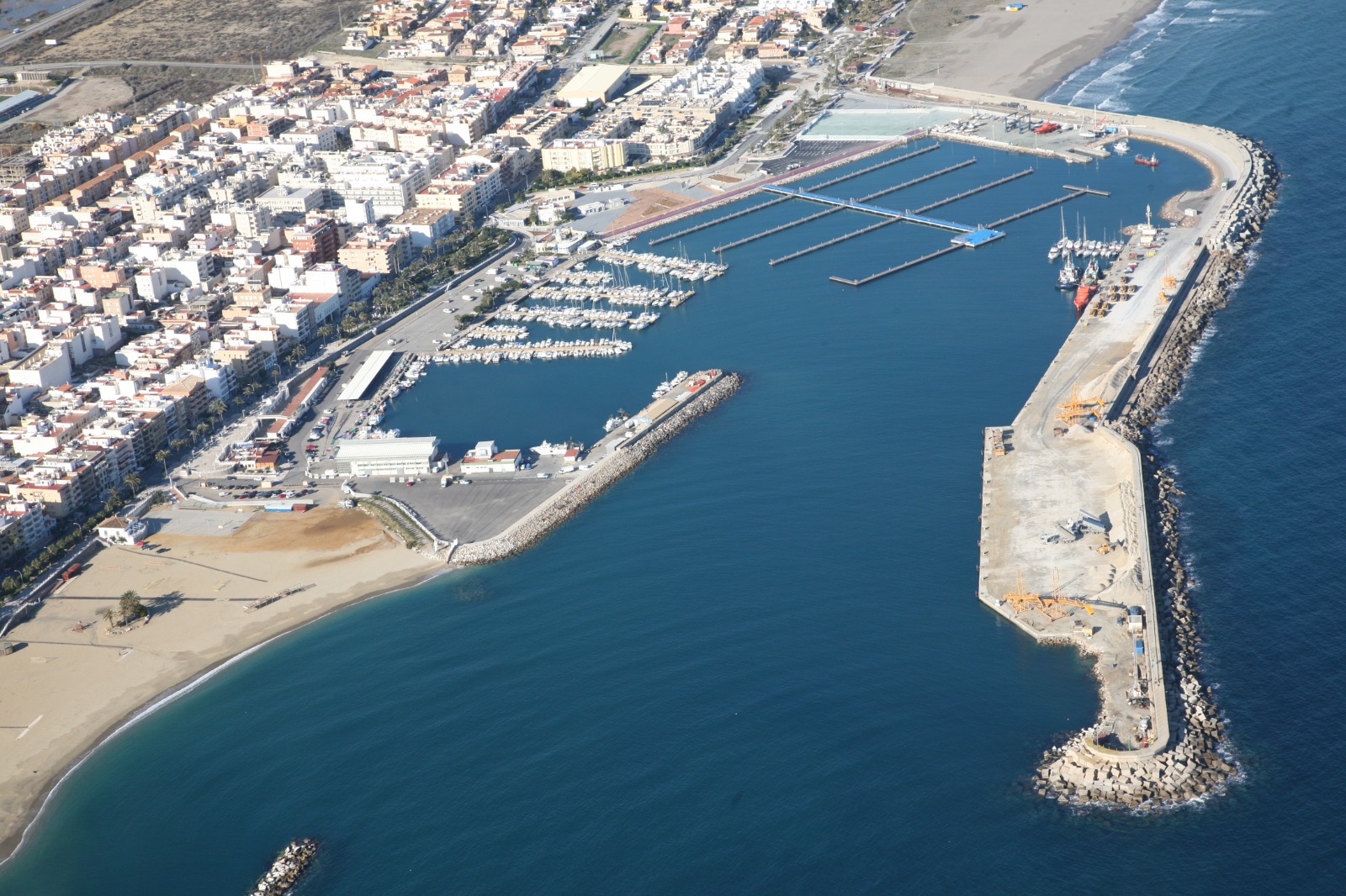EL PUERTO COMERCIAL DE GARRUCHA BATE RÉCORDS CON 7,7 MILLONES DE TONELADAS DE MERCANCÍAS 