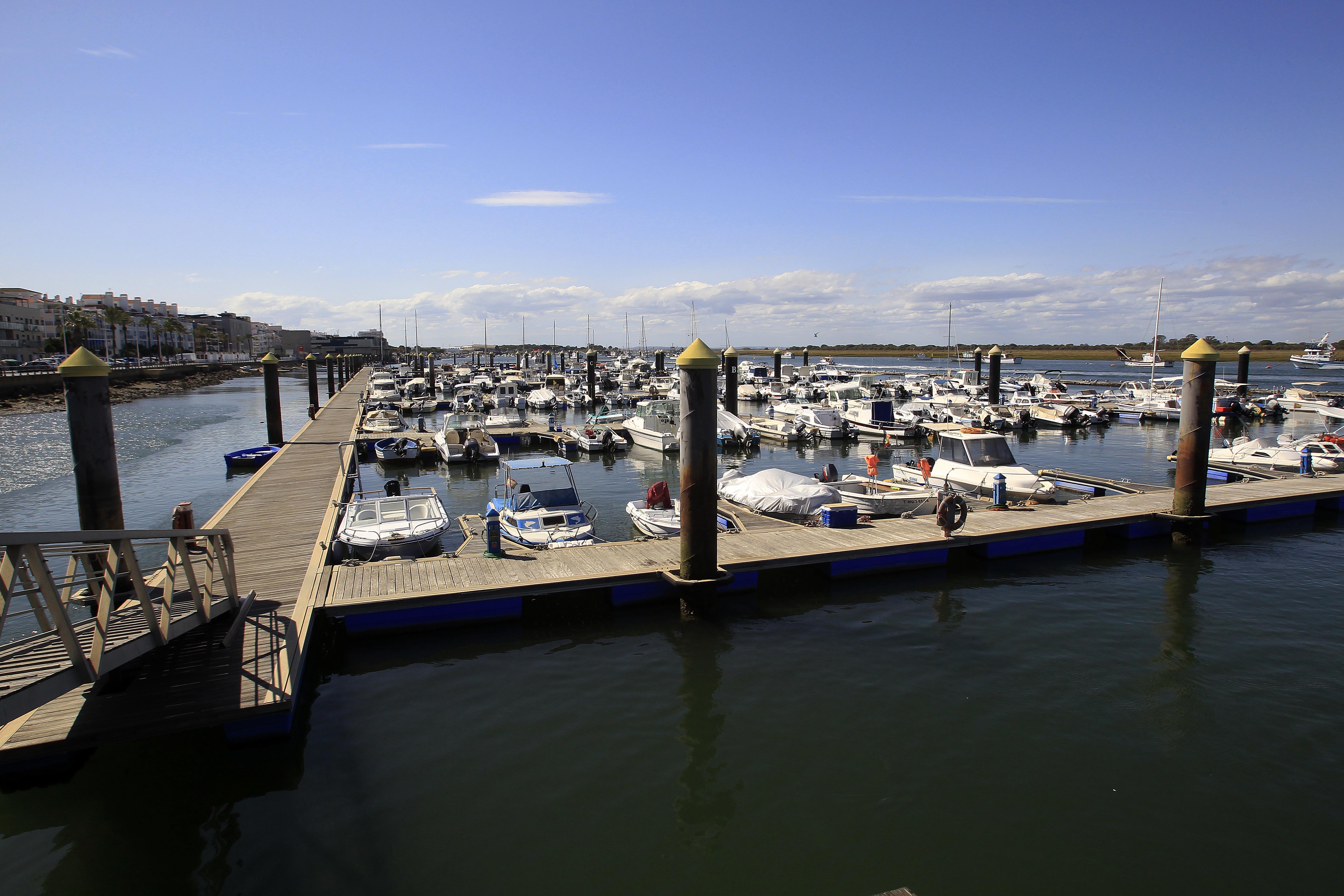 LA JUNTA INVERTIRÁ CASI 2 MILLONES DE EUROS EN RENOVAR LA BARRERA ANTIOLEAJE DEL PUERTO DE PUNTA UMBRÍA LA JUNTA INVERTIRÁ CASI 2 MILLONES DE EUROS EN RENOVAR LA BARRERA ANTIOLEAJE DEL PUERTO DE PUNTA UMBRÍA