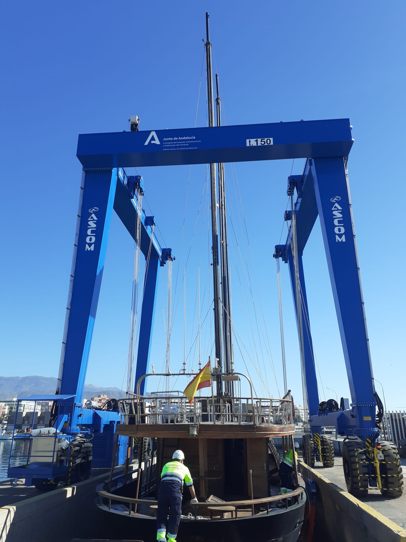 EL NUEVO PÓRTICO GRÚA DEL PUERTO DE ADRA ENTRA EN FUNCIONAMIENTO 